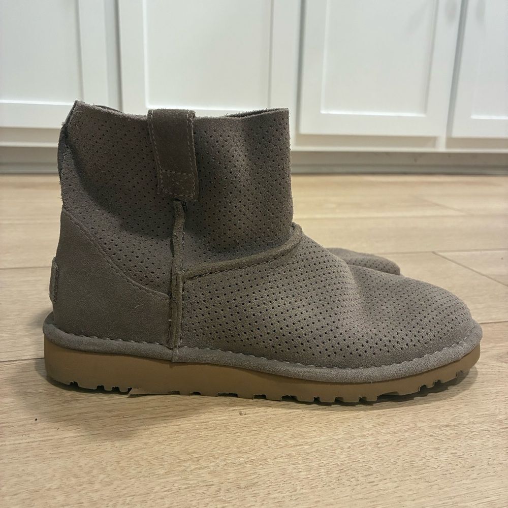UGG Women’s Unlined Mini Perf Boot Suede Ankle Perforated Leather Size 6